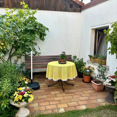 Dom wakacyjny Charming, Bright Family With Conservatory *