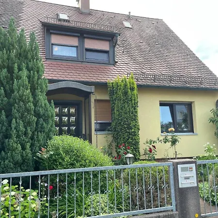 Dom wakacyjny Charming, Bright Family With Conservatory